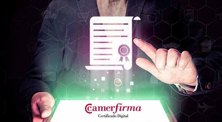 Persona sacando el certificado digital Camerfirma